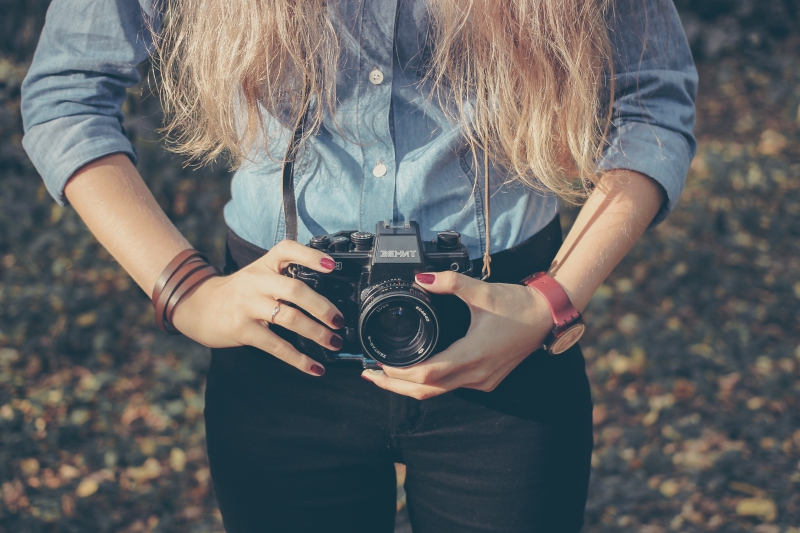 photographe-ST RAPHAEL-min_hand-person-girl-woman-camera-photography-614-pxhere.com